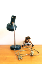 Zwarte retro bureaulamp. Vintage lampje met buigbare poot