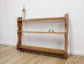 Houten vintage bordenrek met haken. Brocante rek voor aan de muur.
