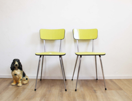 Set van 2  gele vintage stoelen. Retro formica stoeltjes - geel