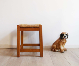 Houten vintage kruk met gevlochten zitting. Bohemien bankje / krukje