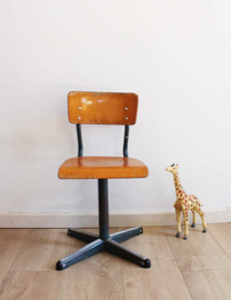 Hout/metalen vintage schoolstoel. Retro stoeltje - zithoogte 34 cm