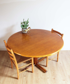 Houten vintage eettafel met rond blad. Mid Century retro design tafel.