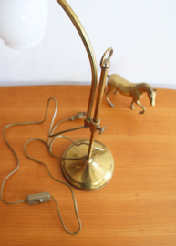 Goudkleurige bureaulamp met witte kap. Vintage tafellamp - Hollywood Regency