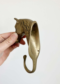 Goudkleurige haak in de vorm van een paard. Messing (?) vintage wandhaak.