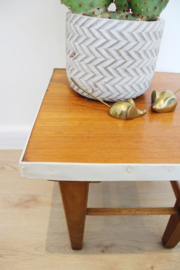 Klein vintage plantentafeltje. Houten retro tafeltje