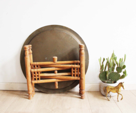 Authentiek Oosters vintage tafeltje. Koper/messing dienblad op houten onderstel