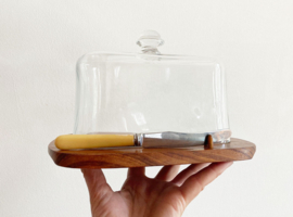 Glazen kaasstolp op teakhouten plateau. Scandinavisch design - Akta Teak