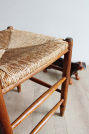 Houten vintage krukje met biezen zitting. Retro / boho bankje