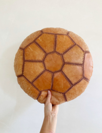 Vintage patchwork kussen van leer. Cognac kleurig retro kussentje