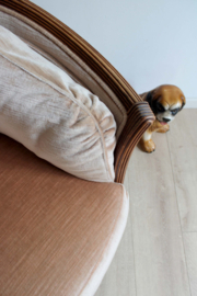 Vintage fauteuil bekleed met licht bruin velvet. Antieke velours stoel