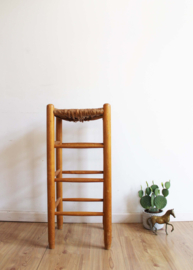 Houten vintage kruk met biezen zitting. Boho retro barkruk
