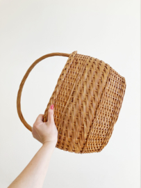 Rieten vintage mand met hengsel. Bohemien rotan mandje / picknickmand