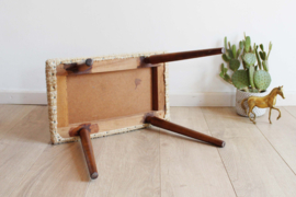 Vintage voetenbank met bruine bekleding. Houten retro kruk/luiwammes