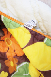 Vintage slaapzak met seventies patroon. Retro sprei in geel/bruin/oranje