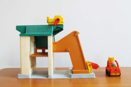Vintage Fisher Price lift and load depot. Retro speelgoed