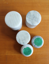 Set van 5 marmeren waxinelichthouders. Natuurstenen vintage kandelaars