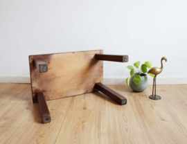 Houten robuuste vintage bijzettafel. Massieve brutalist plantentafel