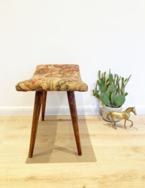 Vintage voetenbankje met stoffen zitting. Houten retro kruk/luiwammes