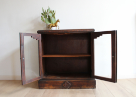 Antiek kastje met glazen deuren. Houten vintage pronkkast / theekastje