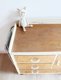 Vintage commode uit de jaren 60. Houten retro kast met uitschuif plankje