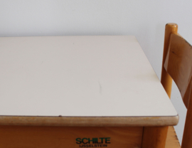 Houten vintage lessenaar met 2 stoeltjes. Retro Schilte tafel met schoolstoelen