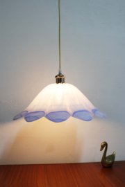 Wit vintage hanglamp van blauw/wit glas. Glazen retro lamp
