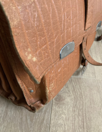 Bruin lederen vintage schooltas. Retro boekentas / aktetas van leer.