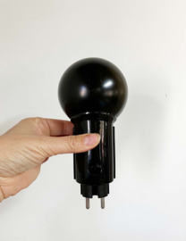 Zwart vintage stekkerlampje. Retro design lamp / stopcontact spotje
