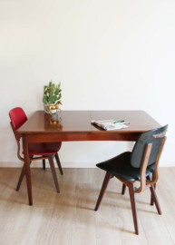 Vintage eettafel met uitschuifbaar blad. Houten retro design tafel.