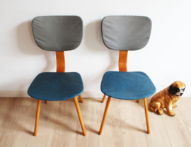 Set houten vintage stoelen met blauw/grijs skai-leer. Retro design dining chairs