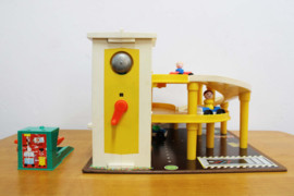 Vintage Fisher-Price garage met auto's en poppetjes. Retro speelgoed 930 - compleet