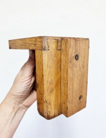 Brutalist wandplank met boekensteun. Houten vintage boekenplank