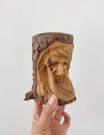Houten handgesneden kandelaar met bosfiguur. Vintage kaarsenhouder met gezicht