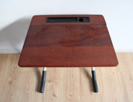 Houten vintage bureau met schoolstoel. Retro lessenaar met opklap blad.