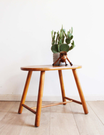 Houten vintage krukje, in de stijl van  Ilmari Tapiovaara.  Retro design kruk/tafeltje