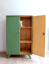 Groene vintage kledingkast. Houten retro kast / linnenkast