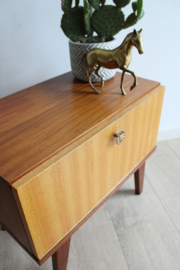 Houten vintage nachtkastje. Mid Century retro kast met klepdeur.