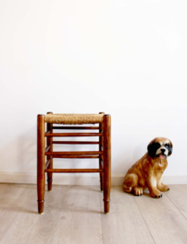 Houten vintage krukje met biezen zitting. Retro / boho bankje