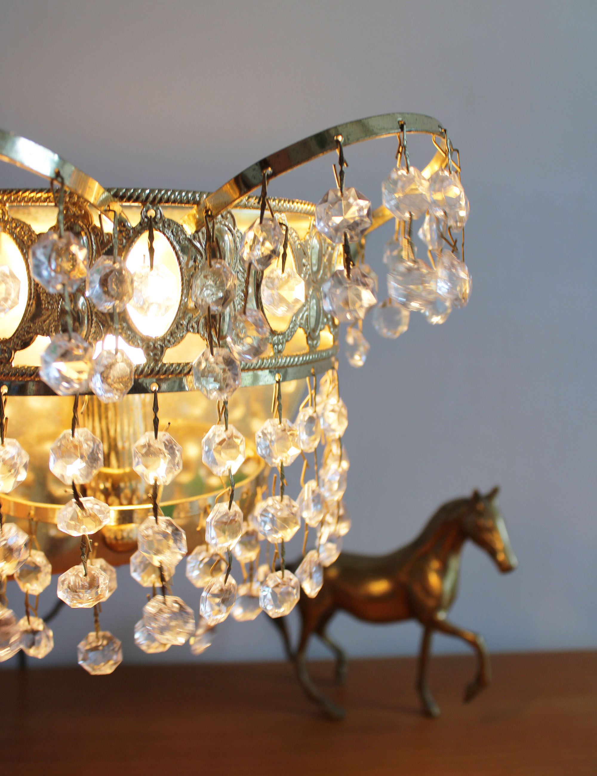 Goudkleurig vintage wandlampje met pegeltjes. Hollywood Regency stijl lamp