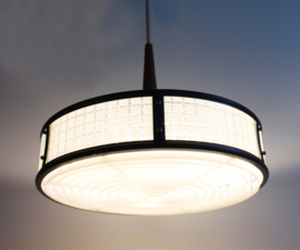Vintage hanglamp met teak houten detail. Mid Century retro design lamp.