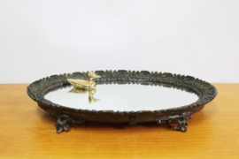 Antiek dienblad op voetjes. Elegante vintage presenteerschaal.
