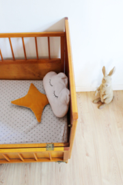 Vintage ledikant met klepzijkant. Houten retro bed uit de jaren 60.