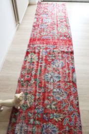 Oosterse rode vintage loper. Lang Boho tapijt / vloerkleed met bloemen