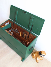 Grote groene kist met inhoud. Vintage timmermanskist / gereedschapskist.