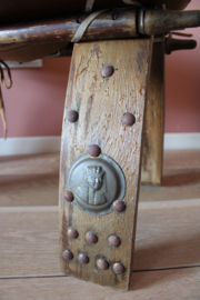 Vintage kamelenzadel kruk met bruin kussen. Houten Boho voetenbankje
