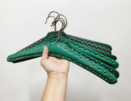 6 groene vintage kledinghangers met skai leer. Set retro kleerhangers o.a. met studs