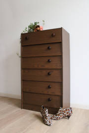 Hoge vintage schoenenkast. Retro ladekast met grote knoppen.