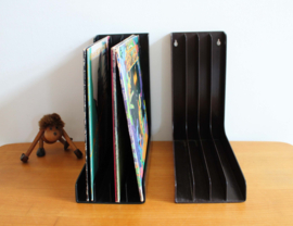 Set vintage platenhouders voor LP's. Retro elpee houder, zwart / bruin