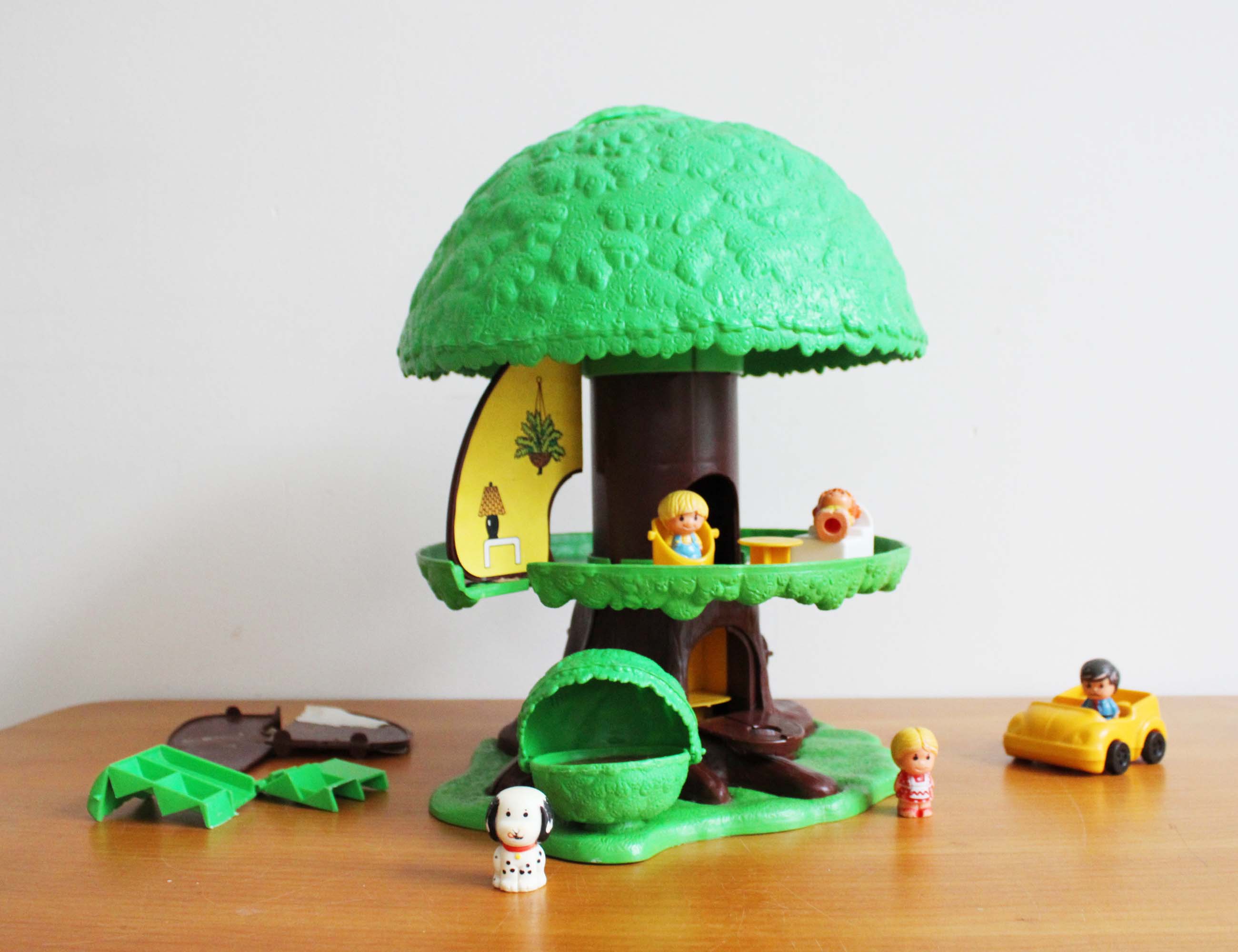 Vintage speelboom met Tree Tots family, incompleet. Retro TreeHouse met poppetjes