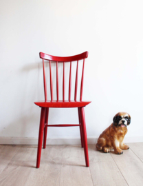 Rode vintage spijlenstoel. Houten retro stoel met Scandinavisch tintje
